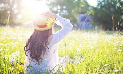 Tendencia en moda femenina: pantalones vaqueros cortos por encima de la rodilla