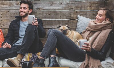 La tendencia de los pantalones vaqueros con dobladillo vuelto: cómo lucirlos con estilo