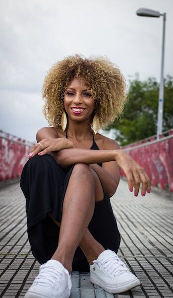 La elegancia de las botas de agua negras en la moda actual