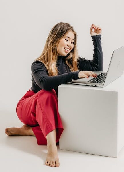 Zapatillas negras para mujer: Comodidad y estilo en el trabajo