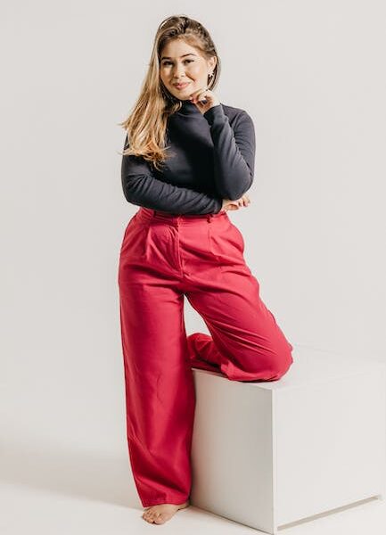 Pantalones pitillos de mujer en Zara: ¡Descubre la última moda!